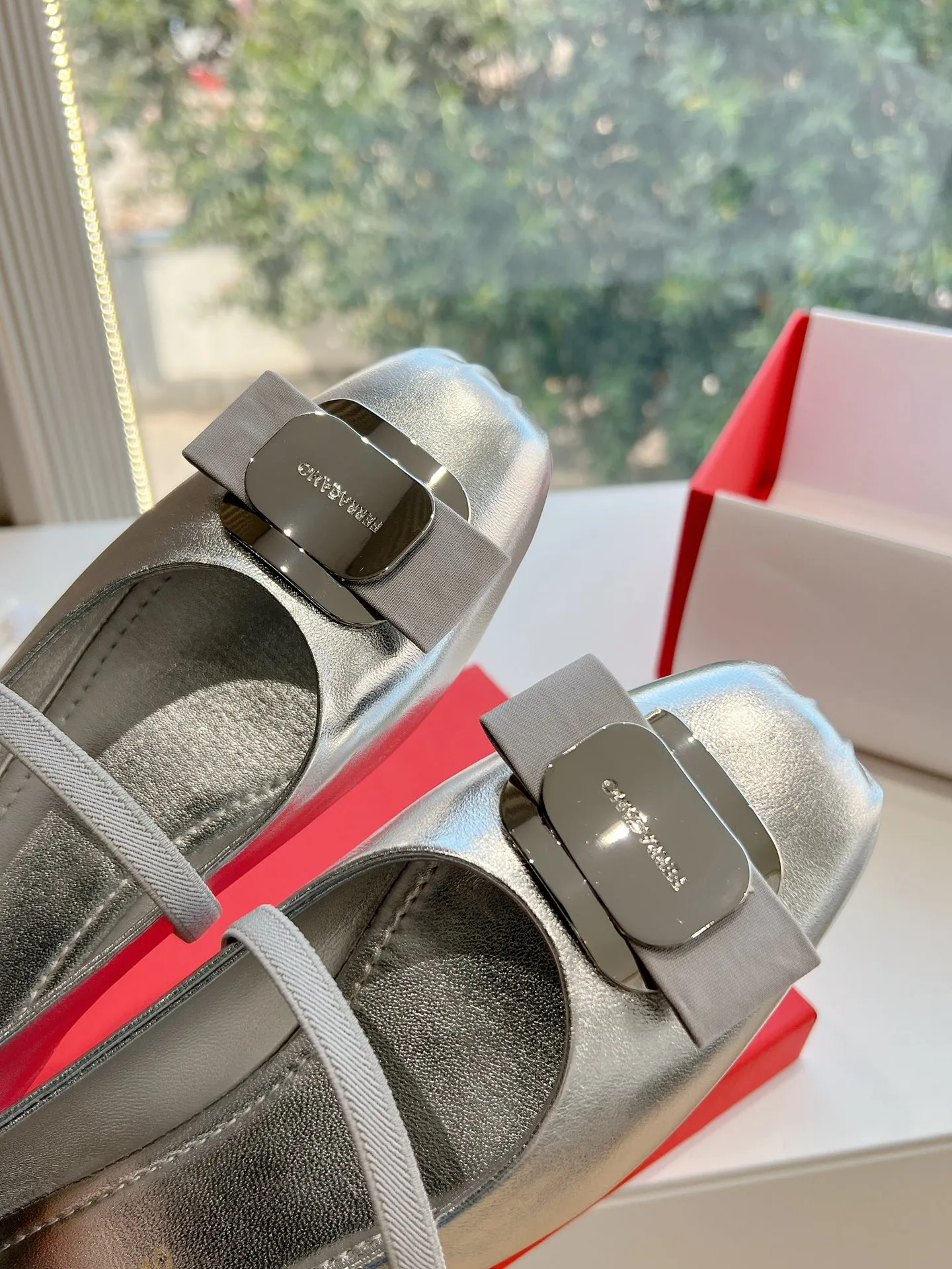 👟👟Ex-factory price 520👟👟 A one-to-one replica of the original version of the top-notch FERRAGAMO women's new version of Vara nameplate ballet flats, which are indeed more stunning on the feet~Bow-tie, flat shoes that combine beauty and beauty, are very versatile, and will not tire your feet when worn. It is definitely a pair that is worth buying! Fabric: Imported sheepskin Lining: sheepskin Code number: 35-39 (40/41 customization is non-returnable and non-exchangeable)